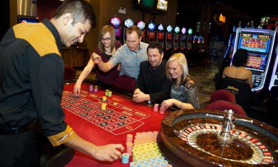 Deux couples heureux jouant à la roulette au Sand Hills Casino.