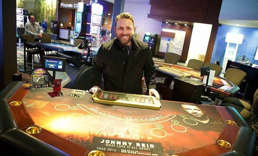 Homme jouant à un jeu dans le casino Club regent au Manitoba